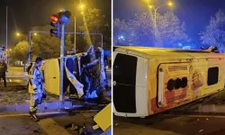 Kavşakta Korkunç Kaza: Minibüs 4 Kişiyi Yaraladı