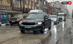 Yüksekova’da karla karışık yağmur hayatı olumsuz etkiliyor