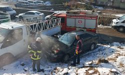 Yüksekova'da motoru alev alan araç söndürüldü