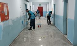 Yüksekova'da Yükümlüler ara tatilde Kamışlı İlk ve Ortaokul'unu yeniledi