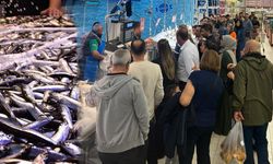 Hamsinin kilosu düştü, vatandaşlar markete akın etti