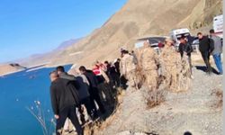 Van’da otomobil baraj gölüne yuvarlandı! 2 ölü: 1 kişi aranıyor