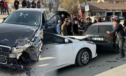 Yüksekova’da İki Otomobil Çarpıştı: 1 Kişi Yaralandı