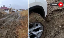 Yeni Mahalle’de yağmur sonrası araçlar çamura saplandı