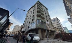 Yüksekova’da kentsel dönüşüm kapsamında eski binalar yıkılıyor