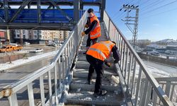 Yüksekova'da kar yağışı sonrası üst geçitlerde buz temizliği