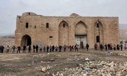 Şanlıurfa’da doğa tutkunları tarihi Germuş Kilisesi için yürüdü