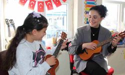 Tek öğretmen, dört öğrenci: Köy okuluna yürek ısıtan dokunuş