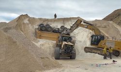 Taş ocağında kamyon devrildi, sürücüsü hayatını kaybetti