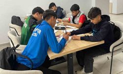 Genç sporcular saha ve kitap arasında köprü kuruyorlar