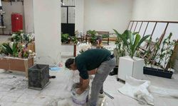 Atık malzemelerle okulu süslüyor