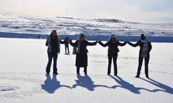 Çıldır Gölü’nde kış masalı: Atlı kızaklar buz üstünde halaylarla sezonu açtı