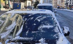 Hakkari’de araç camları buz tuttu