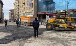 Özgürlük meydanında bozulan yollar onarılıyor