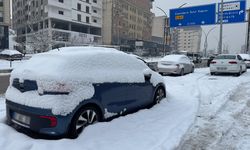 Yüksekova'da araçlar karla kaplandı