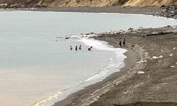 Bitlis’te bir yanda kar esareti, bir yanda su keyfi