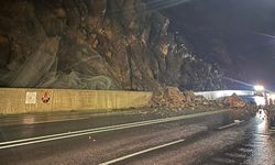 Depin Mevkiinde Yağışla Birlikte Kaya Düşmeleri Yolu Ulaşıma Kapattı