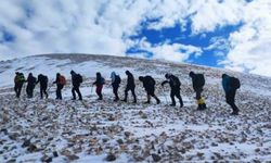 Doğaseverler 3 bin 395 rakımlı Vivara Dağı’nda zirve yaptı