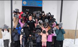 Yüksekova’da özel gereksinimli 80 öğrenciye kışlık bot yardımı