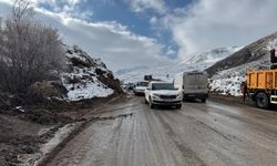 Yüksekova-Hakkâri kara yolunda heyelan