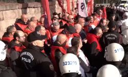 Polis ekipleri, TBMM önünde eylem yapmak isteyen grubu ablukaya aldı