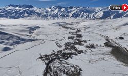 Yüksekova’da Menderesler Kar Altında Görsel Şölen Sunuyor