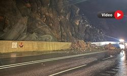 Depin Mevkiinde Yağışla Birlikte Kaya Düşmeleri Yolu Ulaşıma Kapattı