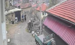 Yerde yatan karısının kafasına tekme attı