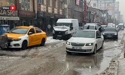 Yüksekova'da yollar göle döndü