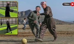 Hakkari'de Futbolun Yaşı Yok: 70 Yaşındaki Kaynak Sahada Gençlere Taş Çıkartıyor