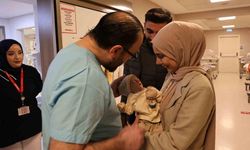 Mide ve bağırsakları karnının dışında doğan 44 günlük bebek iki ameliyat geçirdi