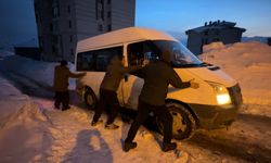 Yüksekova’da buzlu yolda mahsur kalan minibüsü vatandaşlar kurtardı