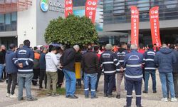 Çukurova Belediyesi’nde kriz: İşçiler alacakları için eylem yaptı