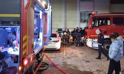 Binanın girişinde çıkan yangın korkuttu