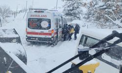 Hakkari’de yolda kalan ambulansın imdadına ekipler yetişti