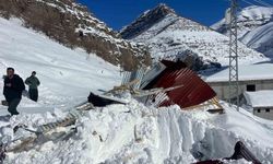Beytüşşebap’ta çığ altında kalan ev ve araba çıkartıldı