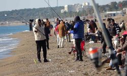Antalya’da sahile akın eden vatandaşlar güneşin tadını çıkardı