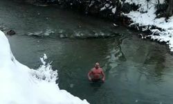 Aynı vadide su samurları ve buz gibi suda yüzen gençler dikkat çekti