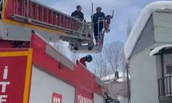 Yüksekova Belediyesi İtfaiye Ekiplerinden Çatı Temizliği Desteği