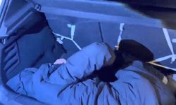 Kars’ta araçların bagajında 2 düzensiz göçmen yakalandı, 3 organizatör gözaltına alındı