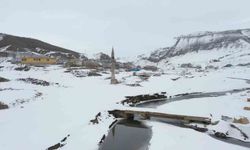 Ağrı’da barajdan çıkan tarihi minare kış manzarasıyla büyüledi