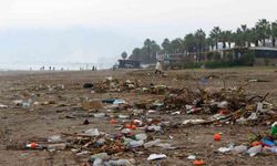 Fırtınayla birlikte dalgaların getirdiği çöpler sahilde toplandı