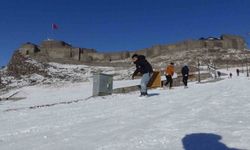 Kars’ta kızağını kapan kale yokuşuna koştu