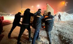 Yüksekova’da Dondurucu Soğuk Hayatı Felç Etti: Araçlar Yolda Dondu