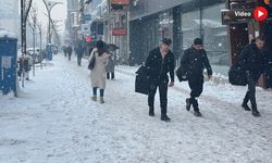 Yüksekova’da kar yağışı hayatı olumsuz etkiledi