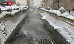 Yüksekova’da Büyükçay Deresi dondu