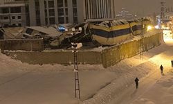 Yüksekova’da Kar Yağışı Halı Sahaları Çökertti