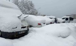 Hakkari’de kar afeti: Ekipler aralıksız çalışıyor