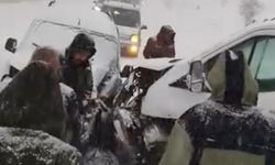 Yüksekova’da buzlanan yolda iki kamyonet çarpıştı