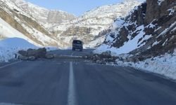 Hakkari’de karayoluna dev kaya parçaları düştü